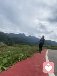 跟朋友说怕添麻烦，跟家人说怕他们担心，
发朋友圈又怕人设崩塌。
那就跟我说吧。
我收了你的倾诉费，就有义务替你保密一辈子
