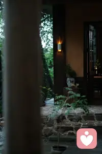 经历过 感情 被背判的人情绪经常反扑，自我拉扯。那件事情会改变一个人的性格，底层代码在重置。文艺的说法是：时间煮雨，唯有自渡。通俗的说法是：熬 。有经历 或者正在经历的朋友们欢迎找我来聊这个话题