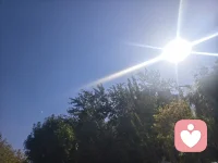 先梳理心情
送孩子上学，想趁着等车的空档，好好跟他说说话、叮嘱几句，带着一颗牵挂的心主动靠近，换来的却是他不耐烦的态度。
心里先是失落：我只是想多跟你聊几句；接着生出委屈，感觉自己没有被尊重，难过又夹杂着一股火气。
很多家长都会遇到这种时刻，先别急着指责自己，也不要立刻冲孩子发火。
 
一、当下不要立刻争吵，不舒服也不要当场批评。
 
二、找一个平静的时机再沟通（不要在早上赶时间的时候讲大道理）

互相好好说话，也是彼此的尊重。”
 
 
三、安抚你自己的情绪
 
不要把“孩子不耐烦”等同于“我是一个失败的家长”。
只是孩子慢慢长大，开始需要自己的空间。