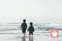 尼尔·波兹曼在《童年的消逝》中担心的是——


当儿童和成人之间原本的文化边界被媒介打破以后，孩子会过早失去一种东西：慢慢长大的权利。


我们不能把孩子永远保护在一个没有现实的世界里，


但我们尽自己的努力，让他们慢慢长大，让他们知道即便世界并不完美，他依然可以为自己做些什么。