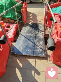 点滴小善，汇聚人间值得：家门前施工修路，想出门得走一个临时搭设的模板桥。一个老太太推着坐轮椅的老头，怎么推都推不上这个木板桥。正当我想跑过去帮忙的时候，旁边施工的大叔看到了，二话不说，走过去，又是帮推，又是帮抬轮椅的。不起眼的小善也是善~~不错~今天也是美好的开始~