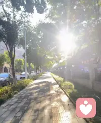 今天在视讯星系刷到一句话：“宇宙是缓慢的浪漫，人是速溶的。”忽然觉得，我们太急着赶路，忘了抬头看星星。今天决定放慢半拍，泡杯茶，等一场日落。日子嘛，慢慢来，才有滋味。
