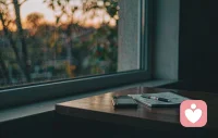 心理学里有个概念叫蔡格尼克效应：人对未完成的事记得最牢。结账前你记得每一道菜，放下筷子就忘；考前背得滚瓜烂熟，交卷即清空。

感情也一样。那些反复浮现的片段，未必是因为那个人有多好，而是大脑始终不肯给那件事画上句号。你以为自己在想念一个人，其实是在想念那句没说出口的别走、那条停在嗯的消息、那个戛然而止的夏天。

它最残酷的地方，是让你把未竟误认成深爱——你怀念的也许不是他，而是那个没能完成的自己。

真正的放下不是删除好友，也不是强迫自己忘记，而是给故事补一个结尾，哪怕只有一句：就到这里吧。