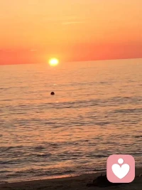 今天你过得怎么样？

是工作不顺心，还是和身边的人闹了别扭？
或者只是莫名其妙地感到低落，说不上来为什么。

没关系，情绪没有对错，它只是需要被看见。

就像这片海边夕阳，再浓烈的光，也会慢慢沉入海里，把喧嚣还给平静。
你心里的委屈、焦虑、迷茫，也可以像这样，慢慢说出来，轻轻放下。

我是你的倾听师，在这里，没有评判，没有说教，没有催促。
你可以放心把心里的事都倒出来，我会安静地接住你所有的情绪。

不用整理语言，不用斟酌措辞，想到什么就说什么。
我一直都在，等你来聊。💚