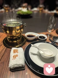 频繁的自我攻击，是你对自己最大的暴力
“完了，今天事情又没做完。”
“完蛋，我肯定搞砸了。”
“这下全完了，未来没希望了。”

这种“完蛋”的念头，是不是经常在你脑海里盘旋？当你把这种担忧发出来时，往往伴随着巨大的焦虑、恐慌，甚至觉得“生命缺少了一些东西，缺少一些勇气”。

其实，动不动就觉得自己“完蛋了”，是一种长期的、慢性的自我攻击。这往往源于我们从小被教育要“完美”，不能犯错。一旦现实偏离了预期，我们的心理防御机制就会立刻跳出来，用最极端的词语来诅咒自己，仿佛提前宣判死刑，就能抵消掉那份对未知的恐惧。

但这种向内攻击，就像是在用一把钝刀子割肉。你以为是鞭策自己，其实是在不断消耗你的生命力。你越是害怕失败，就越是裹足不前，最后只能困在“无聊”和“虚无”里。

我们真正需要做的，不是逼自己“马上振作起来”，而是允许自己“此刻可以搞砸”。你不必成为超人，你可以是一个会犯错、会疲惫、会无能为力的普通人。

如果你此刻也觉得自己陷入了绝境，满脑子都是“完蛋了”的声音，不要一个人在深渊里硬抗。连麦来找我吧。我不教你如何立刻成功，我只陪你走好眼下这一步。把那个可怕的“完蛋了”，换成“我很难过，但我还在”，好吗？我在。