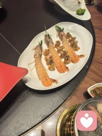 频繁的自我攻击，是你对自己最大的暴力
“完了，今天事情又没做完。”
“完蛋，我肯定搞砸了。”
“这下全完了，未来没希望了。”

这种“完蛋”的念头，是不是经常在你脑海里盘旋？当你把这种担忧发出来时，往往伴随着巨大的焦虑、恐慌，甚至觉得“生命缺少了一些东西，缺少一些勇气”。

其实，动不动就觉得自己“完蛋了”，是一种长期的、慢性的自我攻击。这往往源于我们从小被教育要“完美”，不能犯错。一旦现实偏离了预期，我们的心理防御机制就会立刻跳出来，用最极端的词语来诅咒自己，仿佛提前宣判死刑，就能抵消掉那份对未知的恐惧。

但这种向内攻击，就像是在用一把钝刀子割肉。你以为是鞭策自己，其实是在不断消耗你的生命力。你越是害怕失败，就越是裹足不前，最后只能困在“无聊”和“虚无”里。

我们真正需要做的，不是逼自己“马上振作起来”，而是允许自己“此刻可以搞砸”。你不必成为超人，你可以是一个会犯错、会疲惫、会无能为力的普通人。

如果你此刻也觉得自己陷入了绝境，满脑子都是“完蛋了”的声音，不要一个人在深渊里硬抗。连麦来找我吧。我不教你如何立刻成功，我只陪你走好眼下这一步。把那个可怕的“完蛋了”，换成“我很难过，但我还在”，好吗？我在。