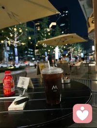 空心病：觉得生活无聊，其实是缺少改变的勇气
觉得生活百无聊赖，是因为你不敢突破现状
“好无聊呀。感觉生命缺少一些东西，缺少一些勇气。”这是前两天看到的一条动态，配图是一栋灰蒙蒙天空下的空旷房子。

这种“无聊”，绝非是因为没事可做。它是一种精神上的空心病。你朝九晚五，刷着短视频，机械地应付着生活，但内心深处却像一潭死水，泛不起一丝涟漪。

你心里其实有很多想做的事、想改变的关系，或者想离开的现状。但每当你想迈出那一步时，脑海中就会冒出无数个“万一搞砸了怎么办”、“万一还不如现在怎么办”。于是，那口勇气就在反复的拉扯中泄掉了，最后只能化作一句自我安慰式的“算了，一个人也挺好”。

其实，你缺的不仅仅是勇气，你缺的是一个确信“即使失败了也没关系”的底气。在没有人托底的环境里，维持现状是最安全的策略，虽然无聊，但至少不会受伤。

如果你此刻也卡在了这种“想改变却动弹不得”的泥沼里，感到生命在不知不觉中被蹉跎，连麦来找我吧。我们不需要立刻辞职，也不用逼自己去改变世界。这15分钟，我们只做一件事：陪你一起看看，是什么卡住了你。不用鼓起巨大的勇气，你只需要轻轻点一下连麦，剩下的，我陪你一起面对。