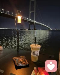 白天你看起来很正常。
上班、回消息、笑、吃饭。可一到晚上，脑子就开始停不下来。他为什么没回我？那句话是不是有别的意思？他是不是没那么喜欢我了？我是不是哪里做得不够好？

你越想越清醒，越清醒越害怕。
你打开手机，又关掉；打了字，又删掉。你怕自己太主动，又怕自己不重要。你明明什么都没做，却像打了一场仗，累到不行。

这不是你矫情。
夜晚本来就会放大不安。当周围安静下来，那些白天被压住的情绪就会浮上来。你需要的不是一句“别想太多”，而是一个能接住你的人。

我是倾听师。
你可以把那些乱七八糟的念头都告诉我，不用整理，不用怕丢脸。我们可以一起看看，哪些是事实，哪些是恐惧。也许聊完，你会发现：你不是不够好，你只是太害怕失去。

今晚，别一个人熬。
点开连麦，我在这里。你说，我听。