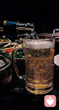 《婚姻里最伤人的，不是吵架，是无话可说》

你们还住在一起，却像两个陌生人。
饭桌上各自看手机，睡前背对背。你想说点什么，又觉得说了也没用。你怀念以前无话不谈的日子，可现在的沉默，像一堵墙，把你们越推越远。

最孤独的，不是一个人。
是两个人在一起，你却觉得比一个人还孤单。你不敢吵，怕吵散；你不敢问，怕问出不想听的答案。你只能把委屈咽下去，告诉自己“算了”。

可“算了”多了，心就凉了。
婚姻里的冷，不是一天形成的。它是一次次没被回应的分享，一次次被忽略的情绪，一次次想靠近却被推开的手。

我是倾听师。
如果你愿意，今晚点开连麦，跟我说说你们之间那些没说出口的话。我不劝你忍，也不劝你离。我只想陪你，把堵在心里的东西一点一点说出来。

夜很深了，但你不必一个人走。
我在这里，听你说。