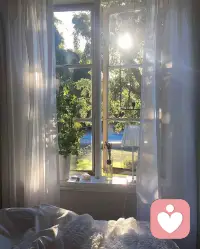 好喜欢这感觉，风吹进来时会先吹动窗前的帘子，而植物却在偷偷的生长、开花并结果。

没有人比植物更孤独，它们独自在黑暗中被黑暗反复触摸，但依然坚持生长。

前几天跟朋友聊天，她说在深夜刷着朋友圈，看到别人的生活光鲜亮丽，而自己却在生活的泥潭里挣扎。那些说不出口的情绪，像一块块石头压在心里，让人喘不过气。在那一刻她工作的压力、家庭的琐碎和孩子的叛逆都涌上心头，所有的情绪喷涌却找不到出口。

握着她的手，给她看这个图，让她想象阳光透过窗帘洒在身上的感觉，空气里都是阳光的味道，尽管生活总在不经意间给人一记重锤，但我们每个人都在努力寻找属于自己的光，只要心中有光，就有无限可能。
生活嘛，慢慢来，你又不差。