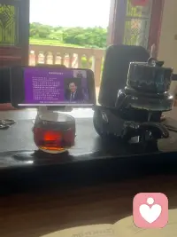 法学第一课：不要让渡你的判断。
哲学第一课：质疑你认为理所当然的东西。
经济学第一课：一切选择都有成本。
心理学第一课：你感受到的，不一定就是事实。
社会学第一课：很多“个人选择”，背后都有结构。
历史学第一课：今天看似自然的东西，都有它形成的历史。
统计学第一课：直觉不等于证据。
科学第一课：允许自己被证据证明是错的。
设计第一课：问题往往比答案更重要。
AI时代第一课：不要把思考外包给机器。
而哲学会饮第一课可能是：
这个世界会不断告诉你应该成为谁。
我们🥂要做的是：一切皆有可能。你究竟愿意成为谁，都可以。