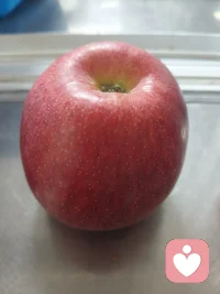 女孩子的一生，好像都走在减肥的路上
 
细细想来，大多数女孩子的一生，似乎都奔波在减肥的路上。
 
从青春期开始，我们就被世俗审美悄悄绑架。总觉得自己腰不够细、腿不够瘦，永远差一点完美。别人一句随口的评价，网上清一色的纤细模板，都能轻易让我们陷入身材焦虑。
 
我们一次次节食、克制食欲、反复自律。盯着体重秤的起伏患得患失，瘦一点就雀跃，重一点就自我否定。把大把的时间和情绪，都浪费在和自己身体的对抗里。
 
好像一辈子都在减重、克制、挑剔自己。
却忘了，好看从来不止一种模样。
 
骨感有清冷精致的美，微胖有温柔丰盈的美。圆润的体态自带生命力，气色饱满、温柔舒展，藏着独属于女生的福气与暖意。
 
越长大越明白：最好的状态，不是极致的瘦，而是松弛、健康、接纳自己。
 
不必一辈子和体重死磕，不必为了迎合别人的眼光不断内耗。身上的肉肉，不是缺陷，是鲜活生活的痕迹。
 
真正的自爱，是停止自我为难。
接纳普通的身材，接纳不完美的自己，放下无休止的减肥执念。
 
人生短暂，别把一生耗在“变瘦”里。
好好吃饭，好好生活，与身材和解，放过焦虑的自己，才是女生最通透的成长。