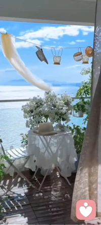 风掠过阳台，把烦恼交给晚风，把自己还给自己。世界很吵，记得留一点时间安抚内心。​抬头看看天，所有的困顿，都会慢慢缓过来……