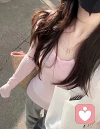 共情是灵魂深处最温柔的共鸣，能感知他人悲喜，是善良者与生俱来的天赋。我常在一抹眼神、一丝颤抖中读懂未言之语，仿佛心与心之间没有距离。这份敏感或许带来疼痛，却也让我更贴近真实的人间温度吧