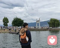 有没有人和我一样，经常一个人旅游、一个人吃饭，不是没有朋友，而是年纪大了，越喜欢独处
 
年轻时总喜欢热闹，去哪里都要呼朋唤友，人多才觉得有意思。
慢慢上了年纪才发现，不是没有朋友，只是不再刻意扎堆。
 
一个人吃饭，不用迁就别人的口味，想吃什么就吃什么，安安静静慢慢品尝。
一个人旅行，不用商量行程，不用等待，想去哪里就去哪里，随心走走停停。
 
独处不是孤独，是给自己留一点喘息的空间。
不用勉强客套，不用顾及他人情绪，放下所有的疲惫。
热闹是别人的，自在是自己的。
人到一定年纪，学会享受独处，也是一种难得的福气。