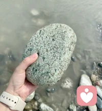 总有些不起眼的河滩 藏着时间留下的信物 今天邂逅了这颗圆卵石 千万年水流不停冲刷 把棱角全部抚平 再在石面上撒上星星点点的深绿 像落了一把凝固的青苔 又像一块来自山野的抹茶麻薯 它也许没有很高的价值 也不是什么名贵玉石 可那种未经修饰 来自山川河流的质感 真的太迷人  有时候我们到处寻找风景  殊不知风景和惊喜 可能就安安静静躺在脚下的潜水里面