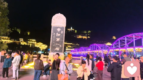 一个人最无助的时候，不是你遇到的困难有多大，事情有多难，而是你想找人倾诉一下，却发现身边无人可依！