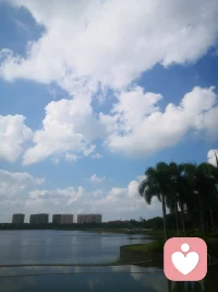 他人的好恶、挑剔或是善意，本质都是内心的投射。
内心匮乏者，满眼算计消耗；内心自卑者，习惯打压比较；内心丰盈有光的人，才会待人包容成全。
别人如何待你，大多不关你的问题，只关乎他本身。不必扭曲自己去迎合别人的投射，看清本质，筛选圈子，守好自己就够了。
