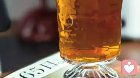 单亲妈妈逼女儿给弟弟攒结婚钱，女儿该咋办？