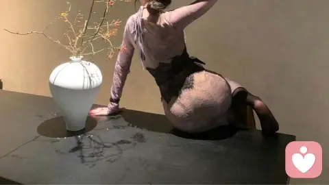 性在爱情中的心理学地位：从生物本能到情感联结的多维解析