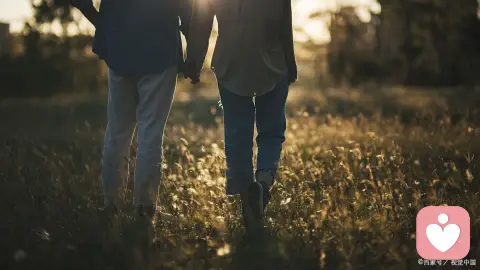 40多岁的父亲出差去看上大学的女儿,拥抱了一会,很幸福