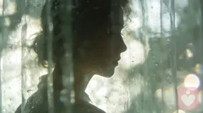 藏在紧绷里的温柔：当“无法做自己”成为一种隐形的痛