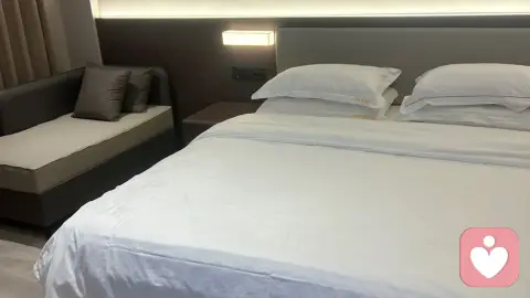 成年人最稀缺的治愈,被好好倾听一次在这个凡事都追求速度的时代,我们赶着路忙着懂事,忙着扮演好各种角色,却很少有机会好好安放自己的情绪
