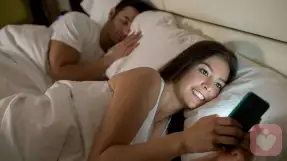 经常担心伴侣出轨,影响彼此关系,怎么办?